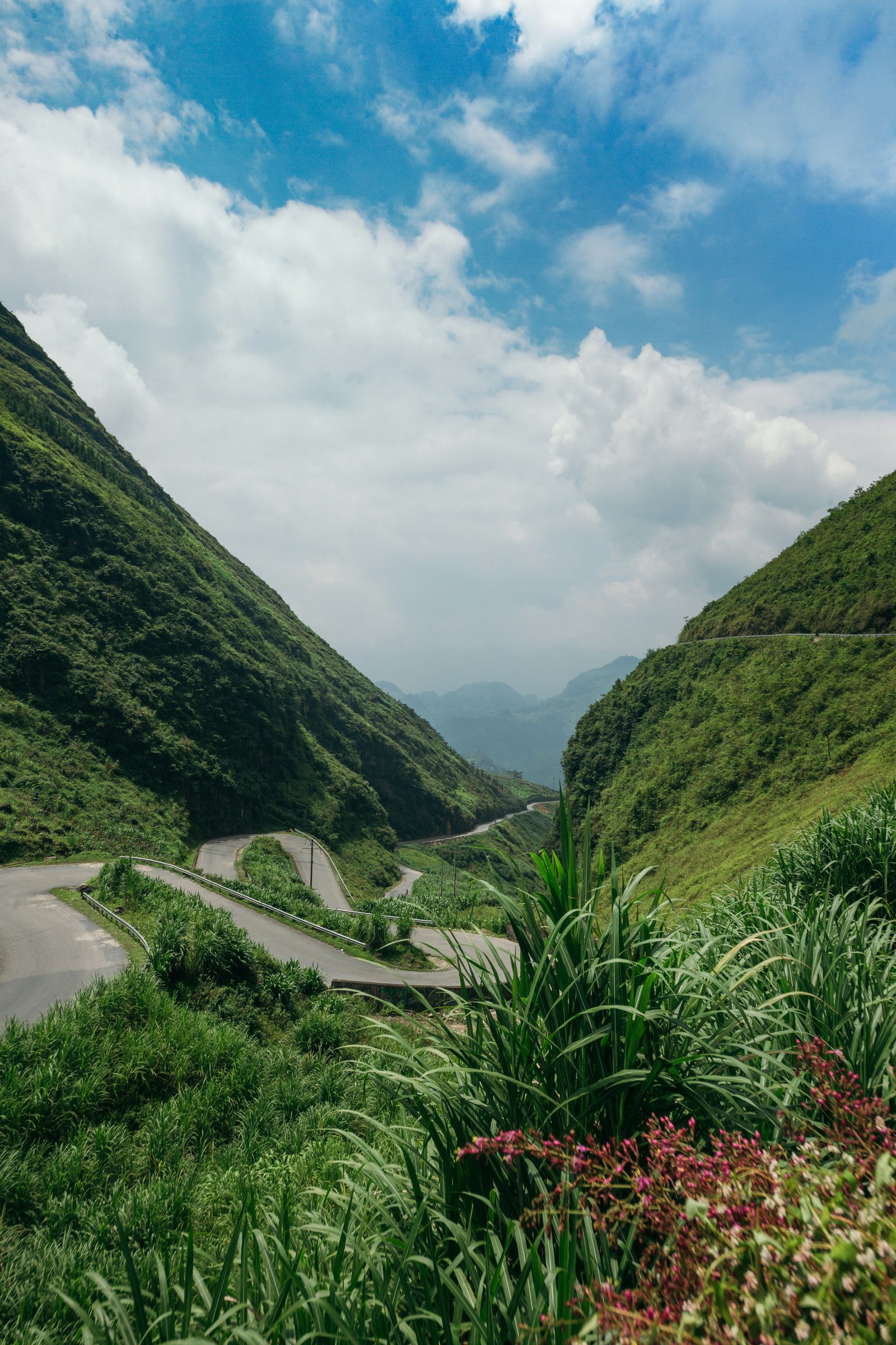 Ma Pi Leng Pass road on the cliff edge above the Nho Que River gorge
