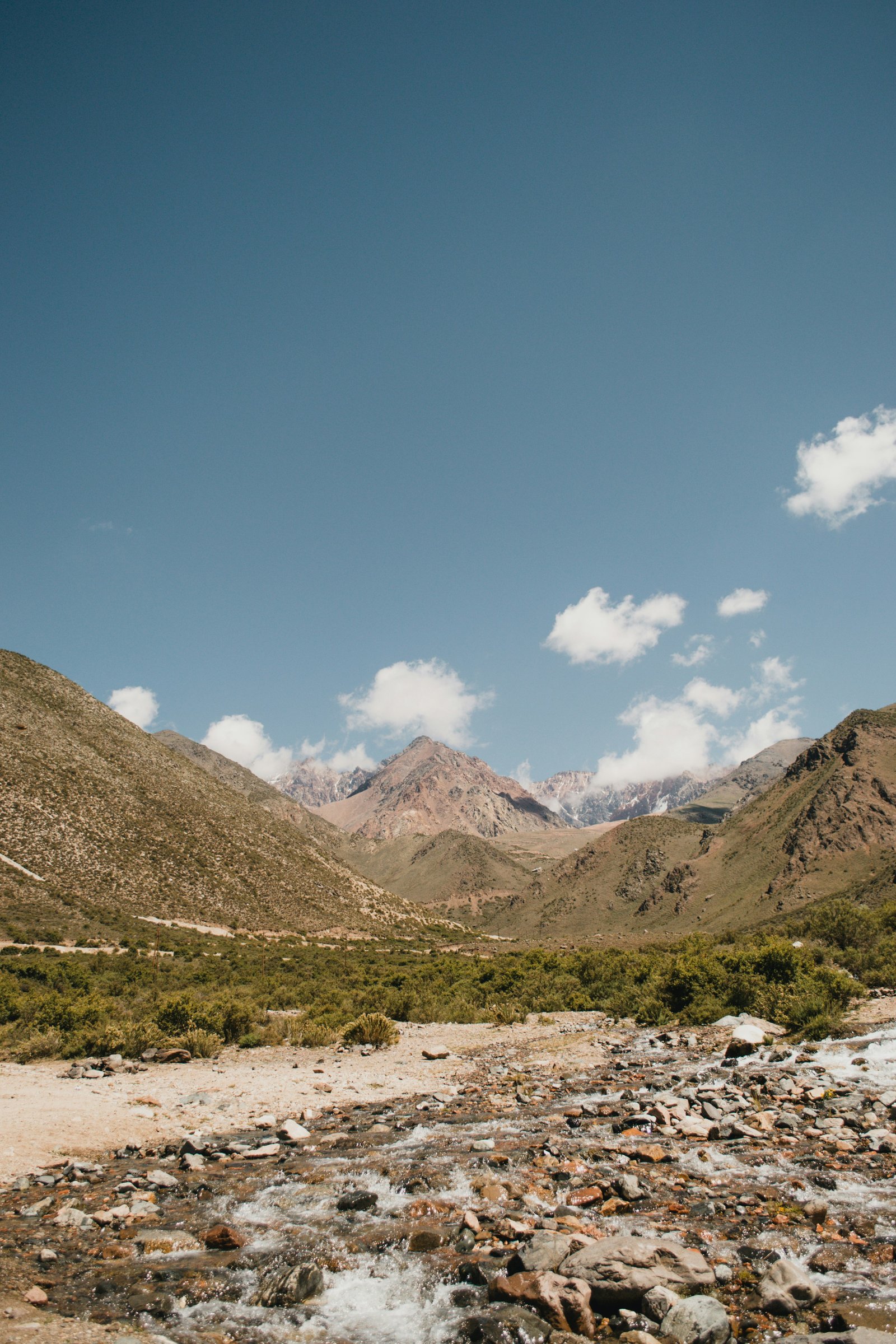 Horcones valley approach with trekkers on the Base Camp route