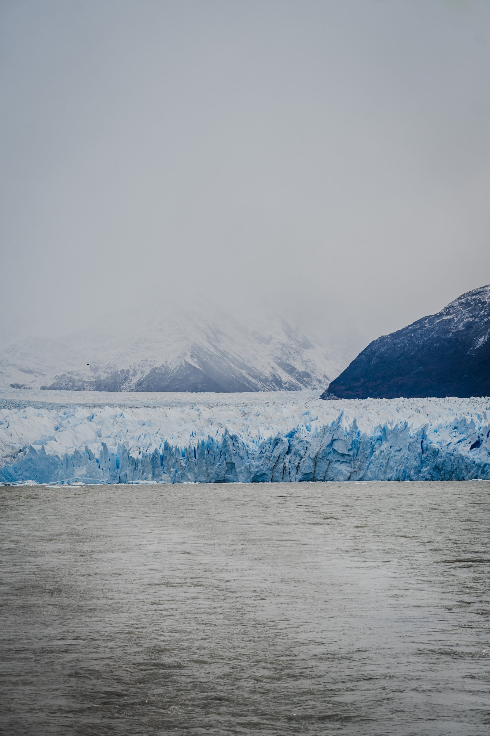 Fog erasing the mountains. The glacier seems to float.